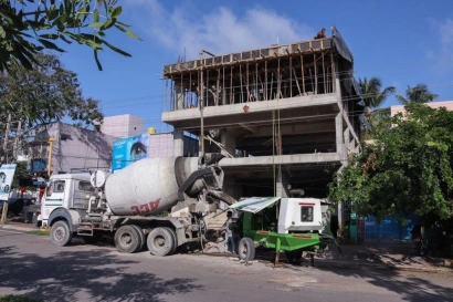 Доставка цементного раствора миксером АБС и подача бетононасосом