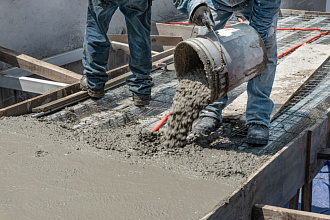 заливка бетона ведром