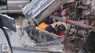 Подача бетона из миксера АБС в бетононасос Подача бетона из миксера АБС в бетононасос