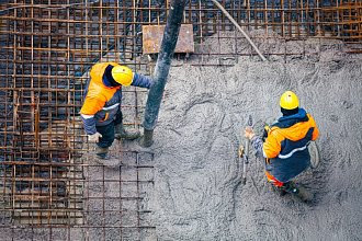 бригада бетонщиков заливает фундамент бригада бетонщиков заливает фундамент